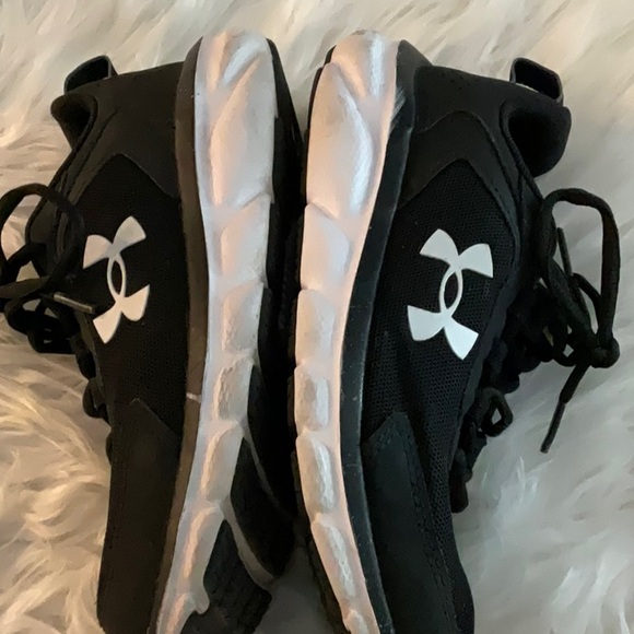 Under Armour Black Sneakers with Cushioned Midsole and Textured Outsole - Picture 3 of 5